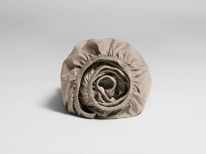 Yumeko Hoeslaken katoen satijn warm taupe 140x200x30 100% biologisch en fairtrade katoen, satijn geweven