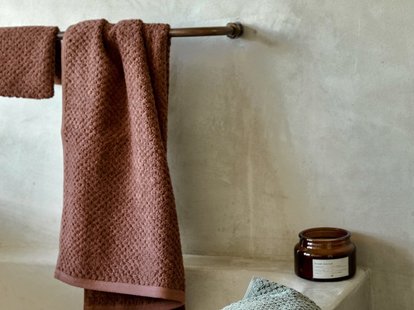 Yumeko Handdoeken dots mud rose 50x100 100% biologisch en fairtrade katoen