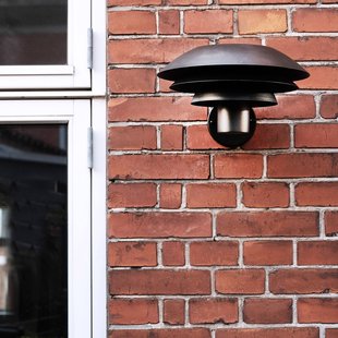Dyberg Larsen buitenwandlamp DL31, zwart Ø 31 cm