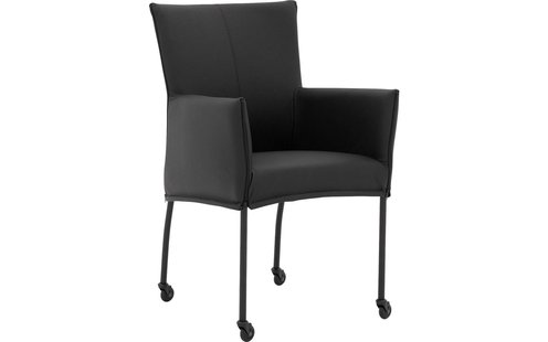 Goossens Eetkamerstoel Funk Zwarte Poten zwart leer met armleuning en met wielenZwart skater wiel met zwarte kap, modern design