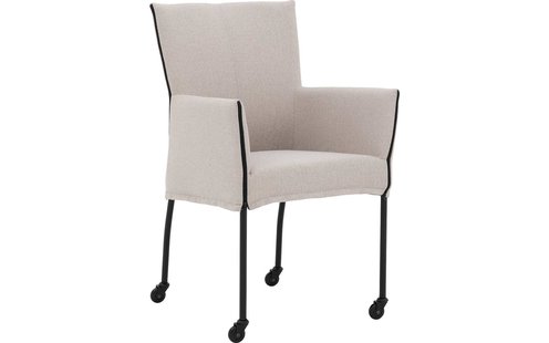 Goossens Eetkamerstoel Funk Zwarte Poten beige stof met armleuning en Zwart skater wiel met zwarte kapmet wielen, modern design
