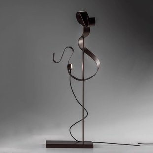 Knikerboker Curve LED tafellamp, koffie