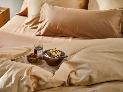 Yumeko Hoeslaken katoen satijn caramel 100% biologisch en fairtrade katoen, satijn geweven