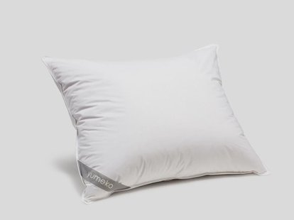 Yumeko Kussen gerecycled dons 50x60 medium 
Vulling: 70% gerecycled dons (eenden- en ganzendons), 30% gerecyclede veertjes (eenden- en ganzenveertjes)
Tijk: 100% biologisch katoen