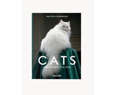 Ge&iuml;llustreerd boek Cats. Photographs 1942-2018