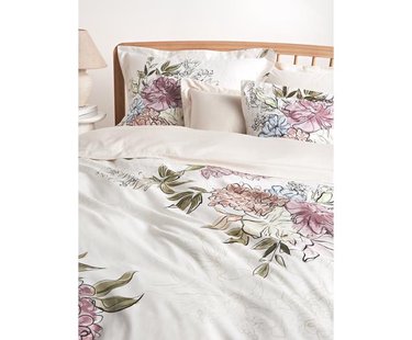 Katoenensatijnen dekbedovertrek Margot met bloemenprint