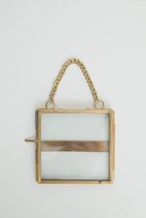 Goudkleurig vierkant fotolijstje met ketting