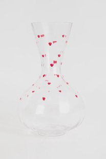 Glazen karaf met hartjes