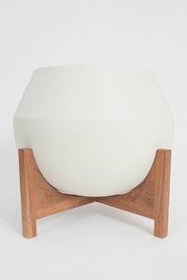 Witte plantenpot met houten standaard
