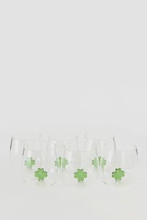 Waterglazen met klavertje vier