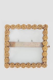 Goudkleurig fotolijstje dubbelglas staand met madeliefjes (8x8 cm)