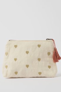 Cr&egrave;mekleurige toilettas met gouden hartjes