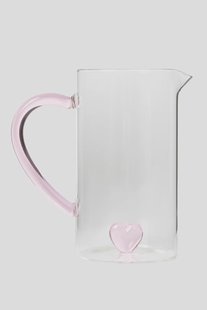 Glazen karaf met roze hartje aan de binnenkant