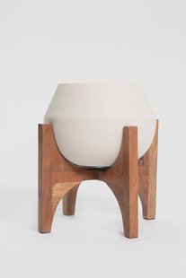 Witte plantenpot met houten standaard
