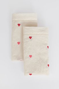 Set van 2 beige servetten met roze en rode geborduurde hartjes
