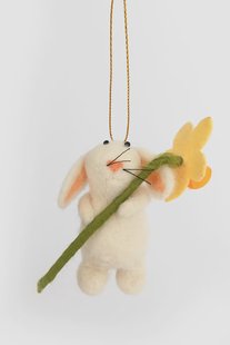 Witte vilten haas met bloem paas ornament