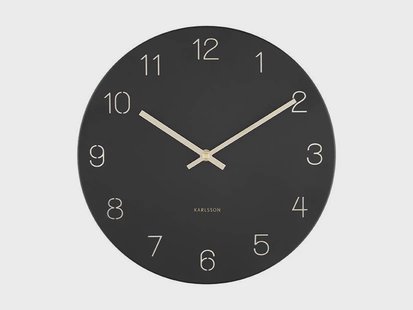 Wandklok Charm met gegraveerde cijfers | KARLSSON