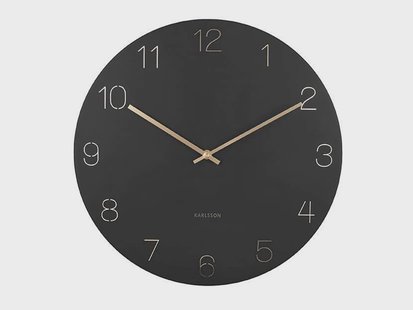 Wandklok Charm met gegraveerde cijfers | KARLSSON