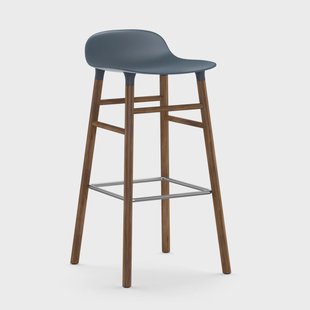 Normann Copenhagen Form Chair barkruk walnoothouten poten blauw