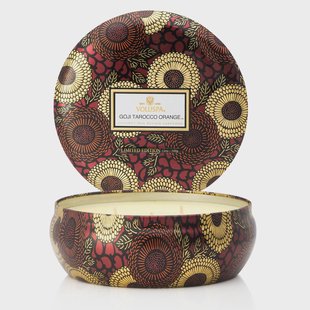 Voluspa 3-wick in a tin kaars 60 uur Goji & Tarocco Orange
