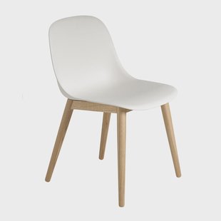 Muuto Fiber Side Chair stoel met houten poten wit-eiken