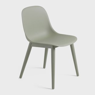 Muuto Fiber Side Chair stoel met houten poten dusty green