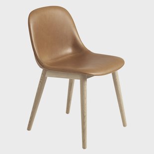 Muuto Fiber Side Chair stoel met houten poten Cognac leather-oak