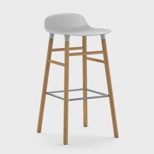 Normann Copenhagen Form barstoel - eiken poten 75 cm. wit Normann Copenhagen Form barstoel - eiken poten 75 cm. wit