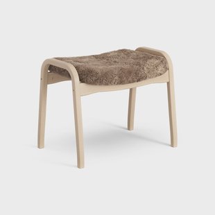 Swedese Lamino voetenbankje gelakt Beuk/schapenvacht Sahara (nougat bruin)