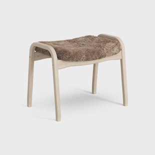 Swedese Lamino voetenbankje Eik wit gepigmenteerd / schapenvacht Sahara (nougat bruin)