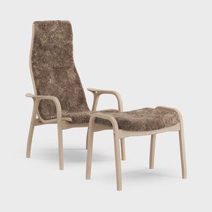Swedese Lamino fauteuil en voetenbankje gelakt beuken/schapenvacht Sahara (nogabruin)