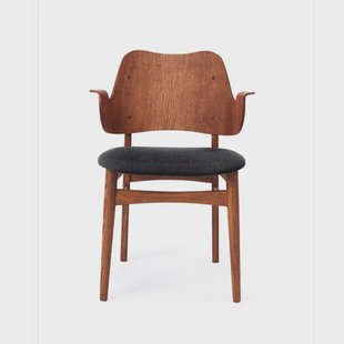 Warm Nordic Gesture stoel, gestoffeerde zitting Anthracite-teakgeolied eikenhouten onderstel