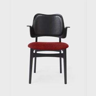 Warm Nordic Gesture stoel, beklede zitting&rugleuning stof brick red, rugleuning leer, zwartgelakt beukenhouten onderstel