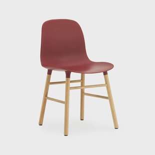 Normann Copenhagen Form Stoel red, eikenhouten poten