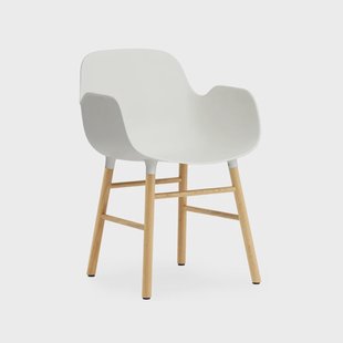 Normann Copenhagen Form stoel met armleuningen white, eikenhouten poten