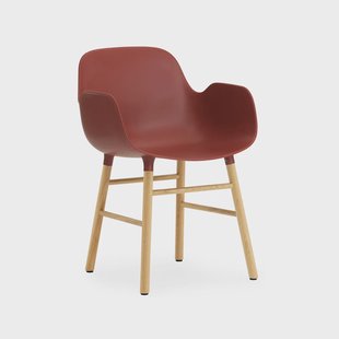 Normann Copenhagen Form stoel met armleuningen red, eikenhouten poten