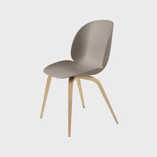 GUBI Beetle stoel New beige, matgelakt eiken onderstel