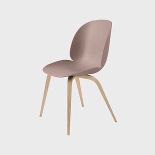 GUBI Beetle stoel Sweet pink, matgelakt eiken onderstel