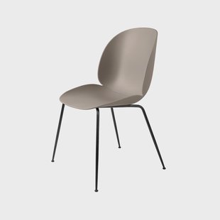 GUBI Beetle stoel New beige, zwart stalen onderstel