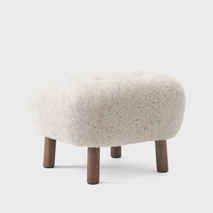 &Tradition Little Petra ATD1 voetenbankje Schapenvacht moonlight-geoliede walnoothouten poten