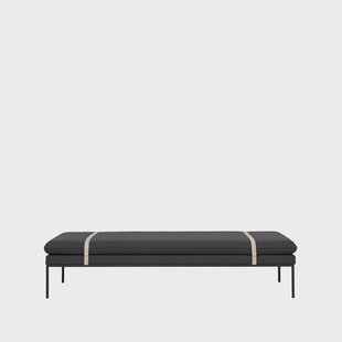 Ferm Living Turn Daybed stof fiord by kvadrat donkerblauw, zwart onderstel