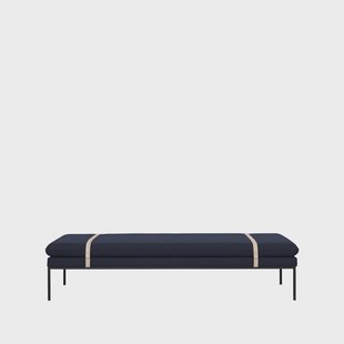 Ferm Living Turn Daybed stof fiord by kvadrat donkerblauw, zwart onderstel