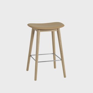 Muuto Fiber counter stool 65 cm ochre, eikenhouten poten