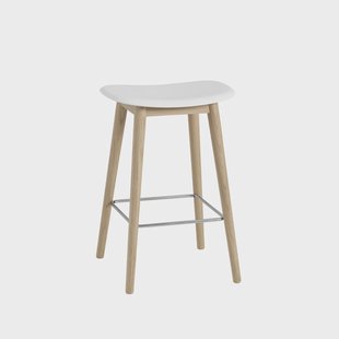Muuto Fiber counter stool 65 cm white, eikenhouten poten