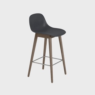 Muuto Fiber barkruk met ruggensteun 65 cm Black-donkerbruin gebeitste poten