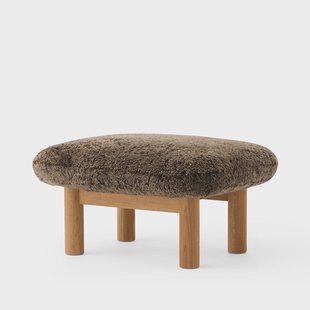 Audo Copenhagen Brasilia voetenbankje schapenvacht root bruin, eikenhouten onderstel