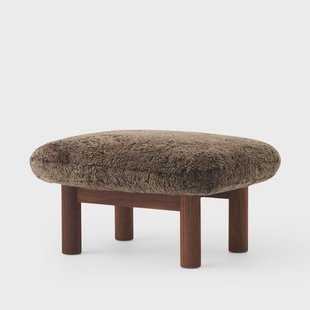 Audo Copenhagen Brasilia voetenbankje Schapenvacht root bruin, walnoothout