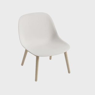 Muuto Fiber loungestoel wood base natural white, eikenhouten poten