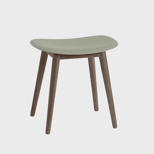 Muuto Fiber kruk dusty green, donkerbruingebeitste houten poten