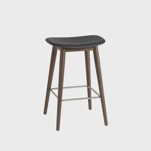 Muuto Fiber bar stool 75 cm black, donkerbruingebeitste poten